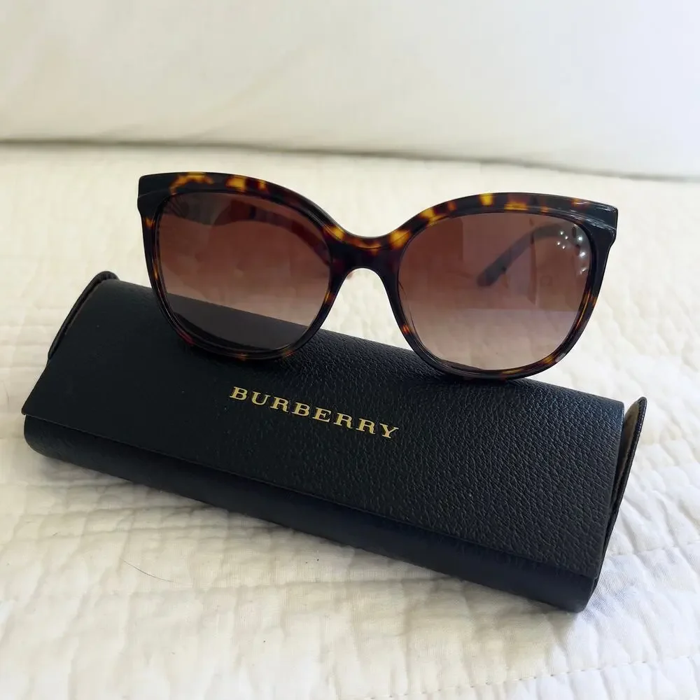 Burberry Sunglasses With Hard Plastic Case B4270-F